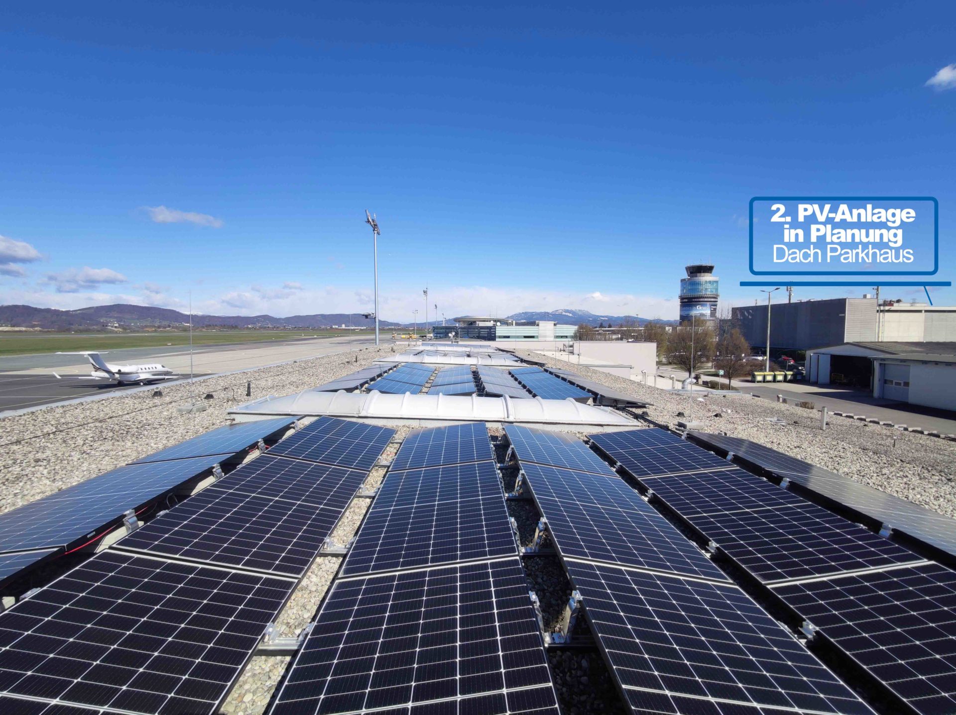 PV Anlage mit Solarpanelen am Flughafen Graz